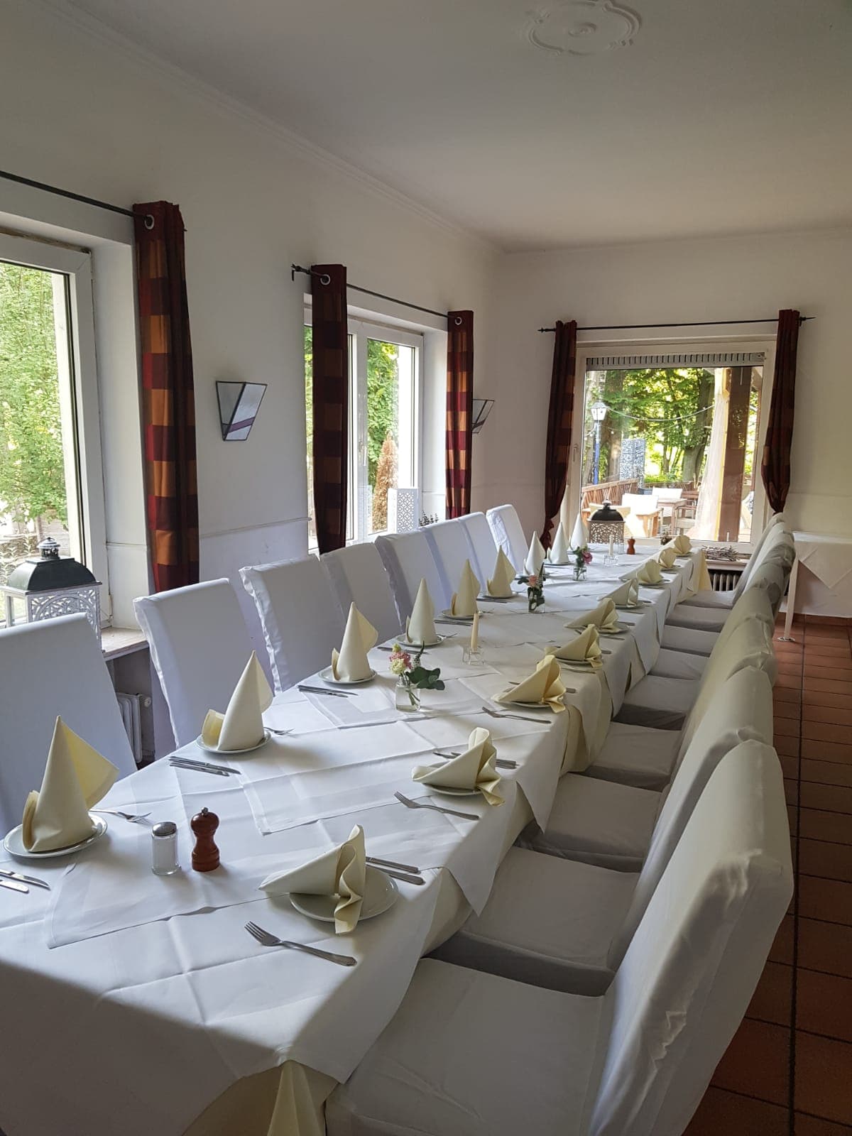 Clubraum für kleine Runden, festlich eingedeckt