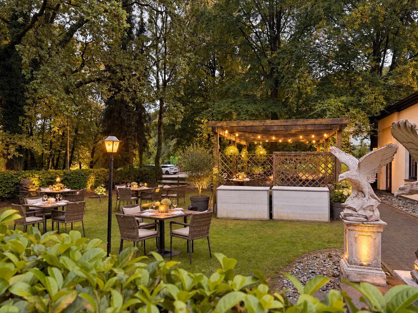 Naturterrasse im Grünen mit Blick in den Garten